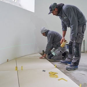 Bodenplatten legen Seitenkapelle