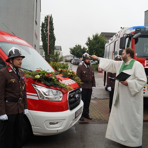 Pastoralassistent Andreas Haider segnet das Feuerwehrfahrzeug                          