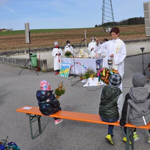 Pfarre Franking, vor der Mehrzweckhalle 