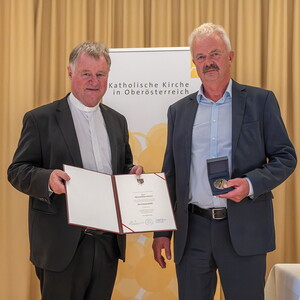 Am 26. September 2024 überreichte Diözesanbischof Manfred Scheuer im Linzer Priesterseminar an engagierte Christ:innen die Florian-Medaille und die Severin-Medaille. Diese diözesanen Ehrenzeichen sind ein Zeichen des Dankes und der Anerkennung für la