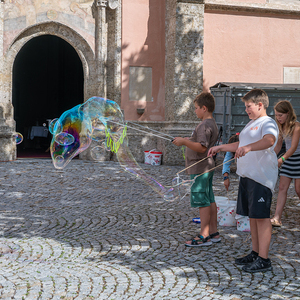 Platz vor der Kirche wurde zur Spielarena