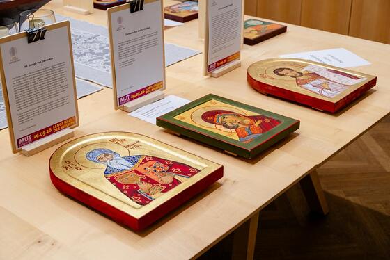Ikonenausstellung; Lange Nacht der Kirchen 2026 / © Diözese Linz / Johannes Kienberger Die heiligen Bilder der Ostkirche sind nicht bloß Kunstwerke auf Holz, sondern gemaltes Evangelium, Ehrfurcht erweckende Fenster zum Himmel. Künstler:innen präsentieren in Kooperation mit PRO ORIENTE ihre neuen Werke.
