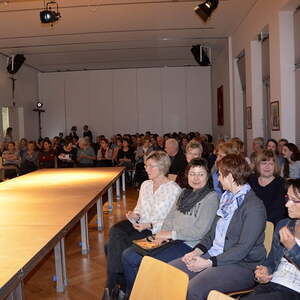 MODENSCHAU und Informationen über ökologisch und fair hergestellte Kleidung 