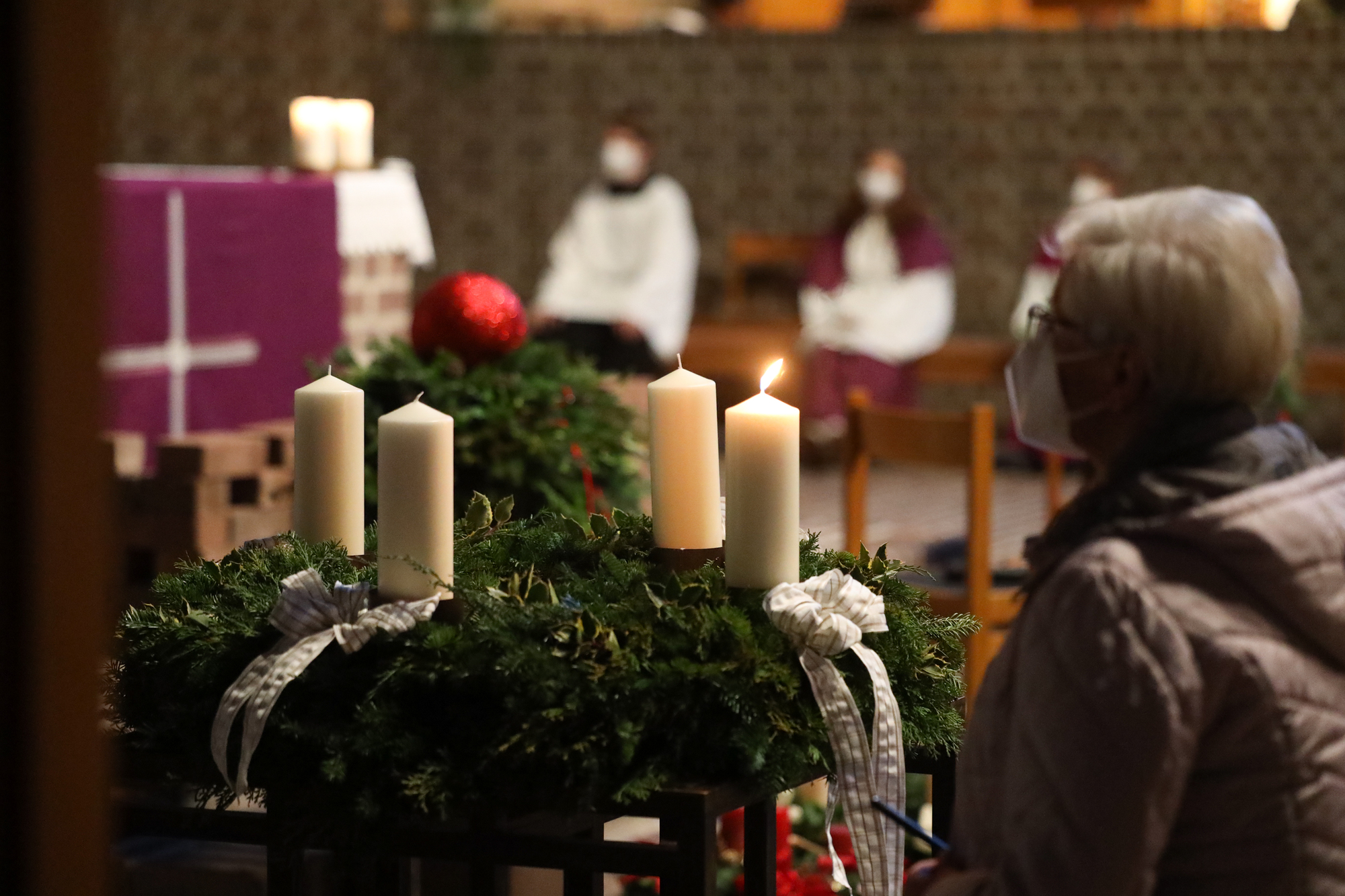 Entzünden der ersten Kerze