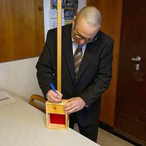 beim Unterschreiben am 'Stecka'