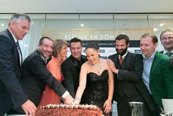 Nach dem Konzert wurde mit einer Torte von Konditor Leo Jindrak (ganz links) gefeiert. © Tom Mesic   