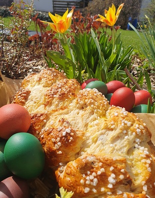 Osterstriezel und gefärbte Eier