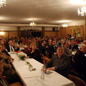 Voller Saal bei der Pfarrversammlung