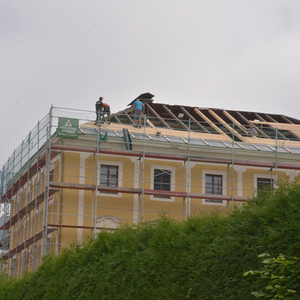 Der Pfarrhof erhielt 2013 einen neuen Dachstuhl