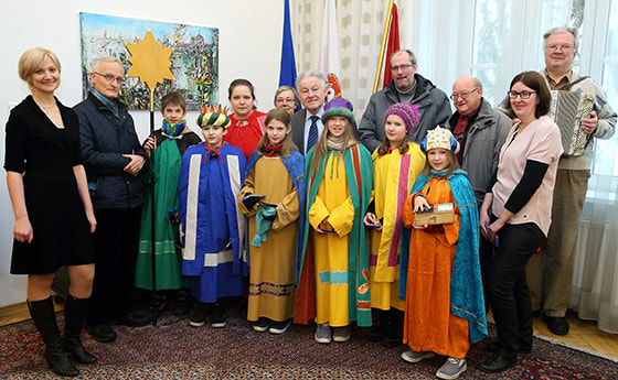 Sternsinger aus der Stadtpfarre Linz 2014/15 bei Landeshauptmann Pühringer