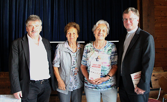 Bischof Manfred Scheuer (r.) verschenkte die ersten Exemplare seines neuen Buches an Dr. Józef Niewiadomski (l.) und die Jägerstätter-Töchter Aloisia Maier (2. v. l.) und Maria Dammer.