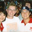 Günther Waldhör inmitten von Fans aus China beim Tischtennis im Rahmen von Olympia 2004 in Athen