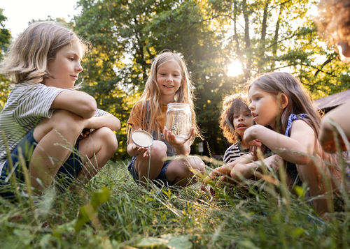 KInder spielen im Gras