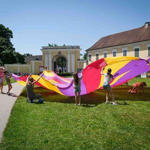 Rund 1.000 Ministrant*innen aus über 90 Pfarrgemeinden Oberösterreichs kamen am Samstag, 14. Juni, in das Stift St. Florian, wo der große Ministrant*innen-Tag der Diözese Linz stattfand. Veranstaltet vom Team Kinder | Katholische Jungschar, verwandel