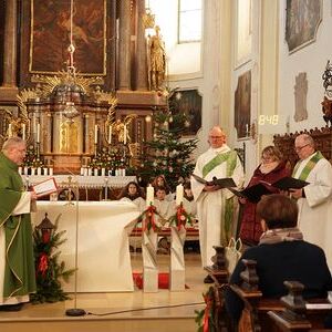 Beim Festgottesdienst bekundeten Pfarrer Johannes Blaschek, Pastoralvorstand Andreas Hagler und Verwaltungsvorständin Sonja Hummer  vor Generalvikar Severin Lederhilger und der versammelten Feiergemeinde ihre Bereitschaft, die Pflichten dieser Ämter 