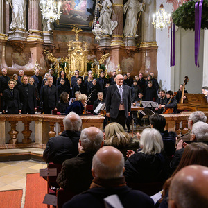 Martina Daxböck (Sopran), Martha Hirschmann (Alt), Bernd Lambauer (Tenor), Gerd Kenda (Bass), Chor des Konservatoriums für Kirchenmusik der Diözese Linz und Barockensemble Linz unter der Leitung von Wolfgang Kreuzhuber