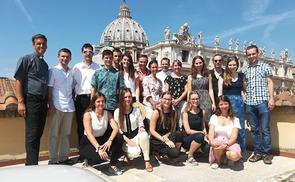 Romreise 2018 des 'Treffpunkt Benedikt' | Gruppenfoto am Dach der Glaubenskongregation