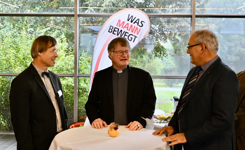 vlnr. Diözesanobmann DI Bernhard Steiner, Bischof Manfred Scheuer, Prof. Johann Pock