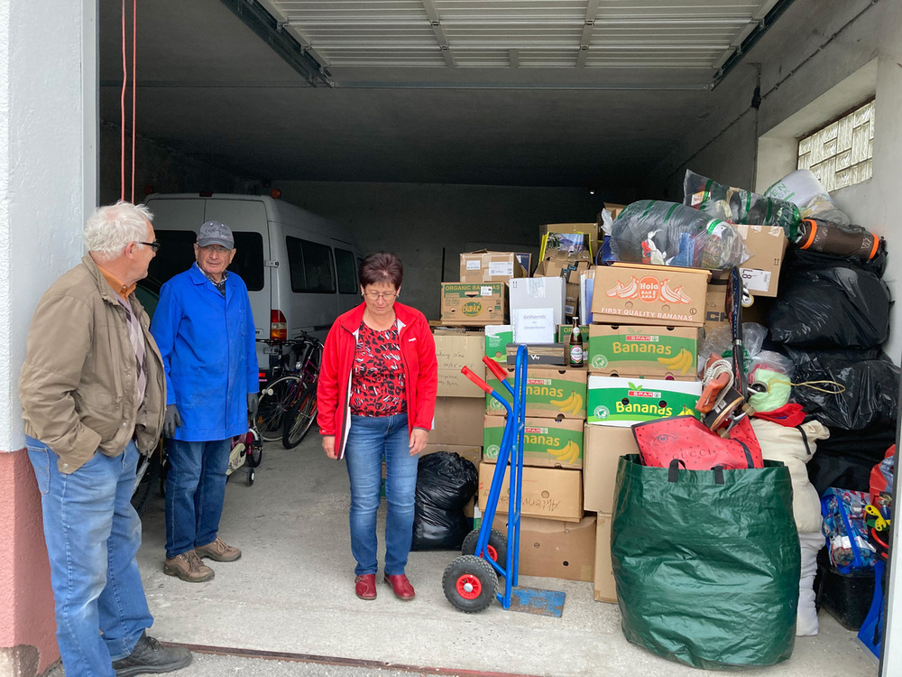 Männer und Frauen der Pfarre St. Aegidi beim Sammeln von Waren aller Art für die Hilfsorganisation ORA in Andorf