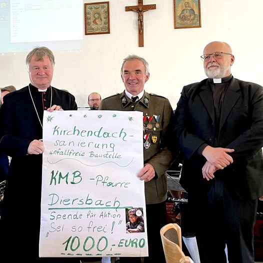 Bischof Manfred, KMB-Obmann Anton Ertl und Pfarrer Thaddäus Kret bei der Schekübergabe für Holzsparöfen in Guatemala