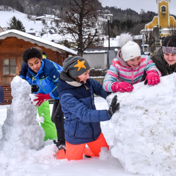 Die Jungschar Kirchdorf macht eine Gruppenstunde im Schnee