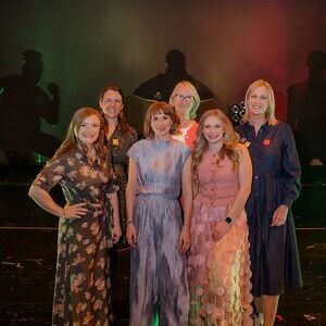 Vorne: die Poxrucker Sisters Stefanie, Christina und Magdalena; hinten Karin Limberger (stv. ehrenamtliche Vorsitzende kfb oö), Margit Schmidinger (ehrenamtliche Vorsitzende kfb oö), Michaela Leppen (Leitung Team Frauen/kfb oö)