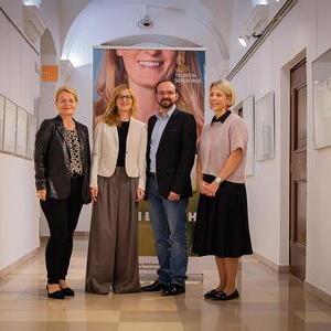 Pressekonferenz: Zwischen Likes und Leere. Erfahrungen aus 10 Jahren Chatberatung.am Podium von links:Mag.a Silvia Breitwieser, Leiterin TelefonSeelsorge OÖ – Notruf 142;Dipl.-Päd.in Petra Risau, Onlineberaterin, Lehrende & Mentorin für Onlineber