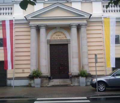 Fahnenmasten vor der Basilika