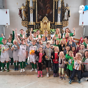 Kinderliturgiekreis und Fußballmannschaft