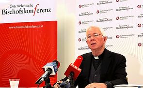 Erzbischof Franz Lackner als Sprecher der Österreichischen Bischofskonferenz bei der Pressekonferenz in Wien.