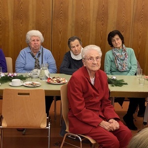 Mitfeiernde Personen bei der Adventfeier