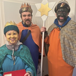 Sternsingend unterwegs und in der Messe