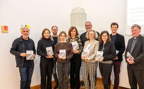 V. l.: Hubert Lobnig, Eva Meran, Clemens Gruber, Rosa Andraschek, Martina Gelsinger, Willi Seufer-Wasserthal, Lucia Göbesberger, Verena Lorber, Andreas Schmoller und Bischof Manfred Scheuer