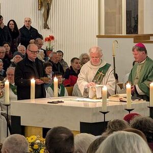 Mitglieder der Seelsorgeteams sind in die Messfeier eingebunden