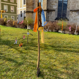 Osteraktion der Pfarre Kirchdorf an der Krems. Bis Karfreitag wurden im Garten des Pfarrhofs verschiedenste Kreuze aufgestellt, die das Leid zur Sprache bringen. Zu Ostern wurden diese mit bunten Bändern geschmückt als Zeichen, dass es im Leiden eine