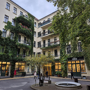 Malerische Höfe in Berlin-Mitte (Geschäfte, Cafés, Restaurants, Handwerkateliers...)