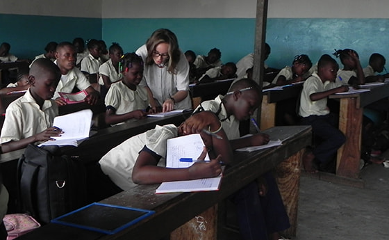 Johanna Rachbauer beim Unterrichten. Foto: privat in einer Schule im Kongo während ihres Volontariats 