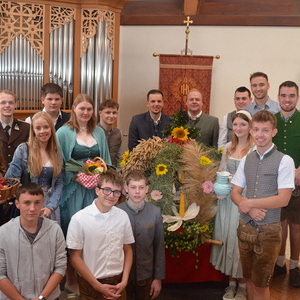 Gruppenfoto der Landjugendmitglieder mit den Gaben, sowie der Erntekrone