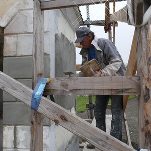 Der Feinputz am neuen Mauerwerk wird aufgetragen.
