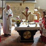 Spirituelle Wanderung zur Römerkirche in Aurachkirchen und Gottesdienst mit Bischof Manfred Scheuer