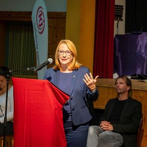 Gedenkfeier an die Opfer des ehemaligen KZ Außenlagers Ternberg unter dem Thema „Politischer Widerstand“Bild: Gedenkrede von Doris Bures (Zweite Präsidentin des Nationalrates)