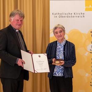 Bischof Manfred Scheuer verlieh Johanna Maria Eisner aus Steyr-Christkindl die Florian-Medaille.
