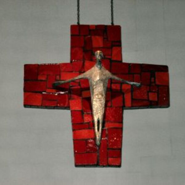 Kreuz in der Krankenhauskapelle in Ohligs (Deutschland); rot