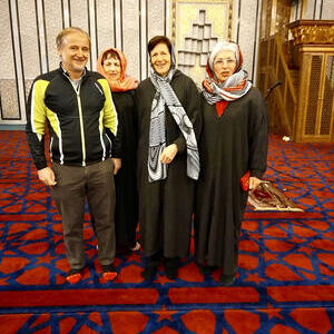 Gut gewandet in der Moschee.