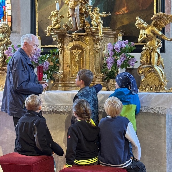 Altarraum entdecken mit Erstkommunionskindern