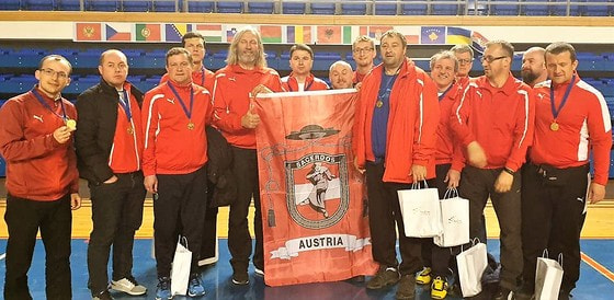 Siegerehrung: Österreichische Priester-Nationalmannschaft bei der EM in Montenegro.