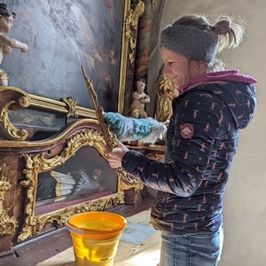 Fleißige „Bienen“ beim Kirchenputz