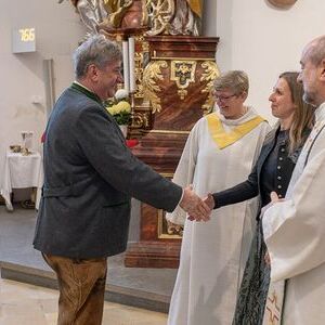 Vertreter:innen der Pfarrgemeinden und pastoralen Orte drückten dem Pfarrer und den beiden Pfarrvorständinnen per Handschlag ihre Verbundenheit und ihre Bereitschaft zur Zusammenarbeit zum Wohl der ganzen Pfarre aus.