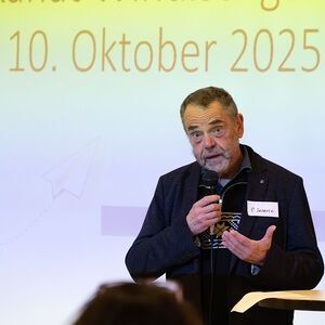 Dechant Severin Kranabitl begrüßte die über 100 Interessierten, die zur Startveranstaltung gekommen waren.