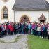 Wallfahrer:innen mit Bischof Manfred Scheuer vor der Kirche in Dörnbach